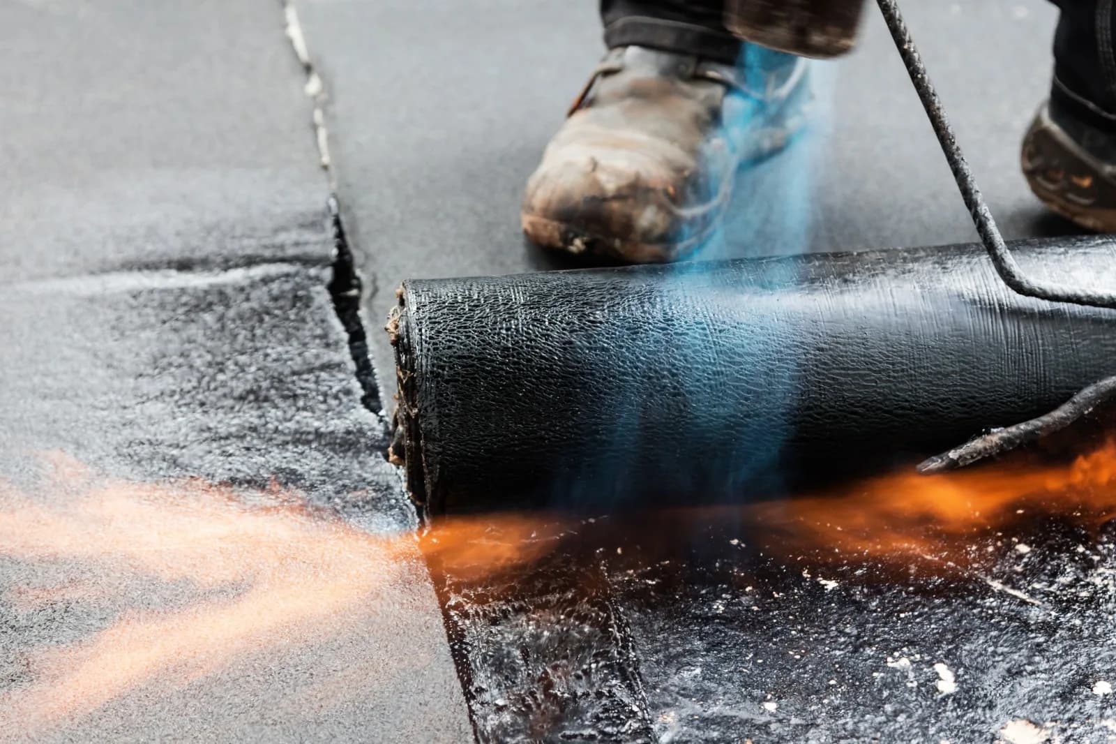 Flachdachabdichtung mit Bitumenbahn und Brenner